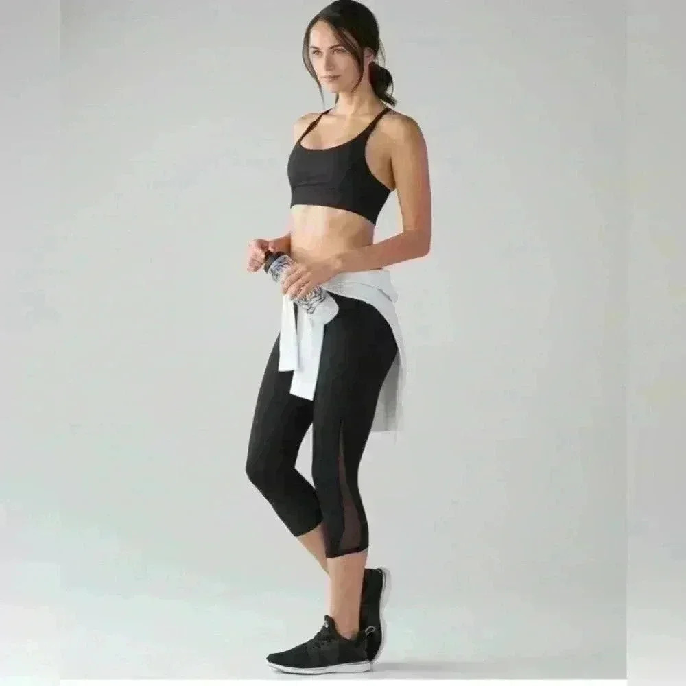 Like new, Women’s Lululemon Train Times Crop (17")
Black, Size 4